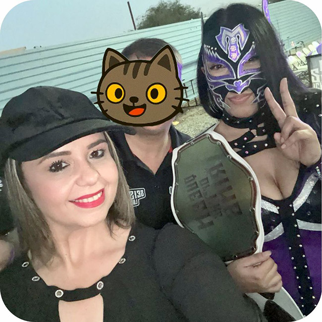 Eloisa y Miss Tiger con un luchador incognito 